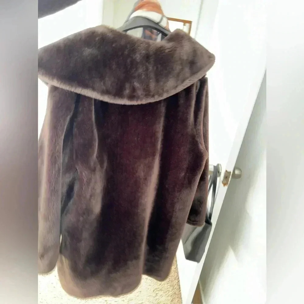 Gently used woman'ss fur coat size m - Picture 8 of 9